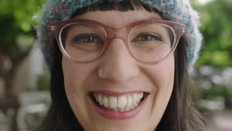 retrato en primer plano de una mujer hipster amigable que usa gafas funky sonriendo alegremente mirando a la cámara