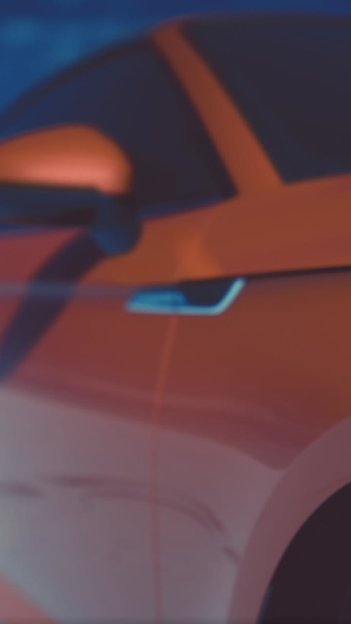 un primer plano de la manija de la puerta de un coche rojo