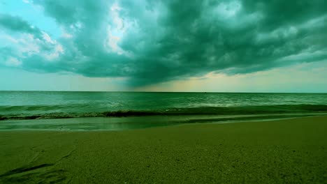 Cielo-Nublado-Y-Nubes-Sobre-El-Mar-En-Calma-Y