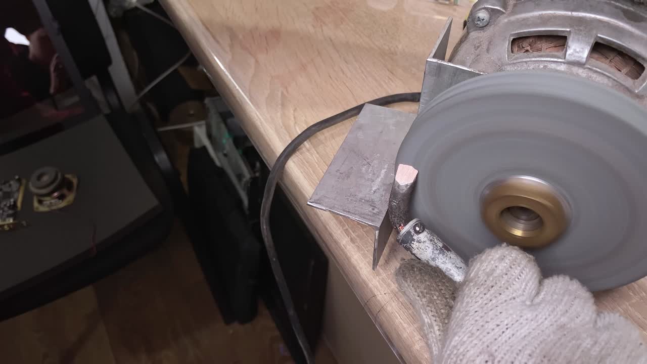 작업을 위해 용접 철을 날카롭게하는 클로즈업. 작업을 위해 도구를 준비하는 것.