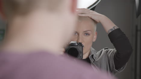 Fotografin,-Die-Fotos-Während-Der-Studio-Portrait-Sitzung-Macht-06