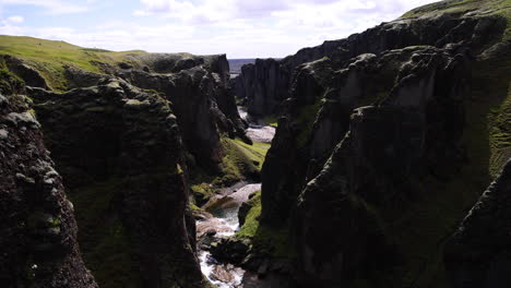 Unglaubliche-Weitwinkelaufnahme-Der-Fjaðrárgljúfur-Schlucht-In-Island