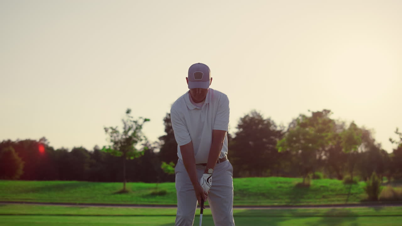 골프 선수, 티 클럽 푸터, 스포츠 트레이닝, 럭셔리 휴가에 있는 부자