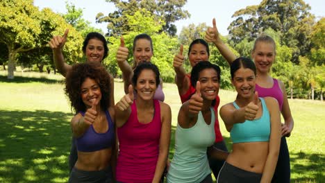 clase de fitness dando pulgares hacia arriba a la cámara