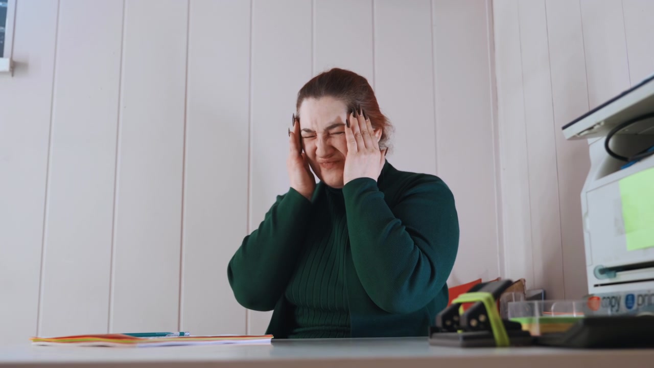 Il lavoratore lotta contro la stanchezza da scartoffie. Il personale d'ufficio è esausto mentre gestisce moduli e documenti. Impiegato affaticato che cerca di concentrarsi nonostante il disagio e i numerosi incarichi in sospeso