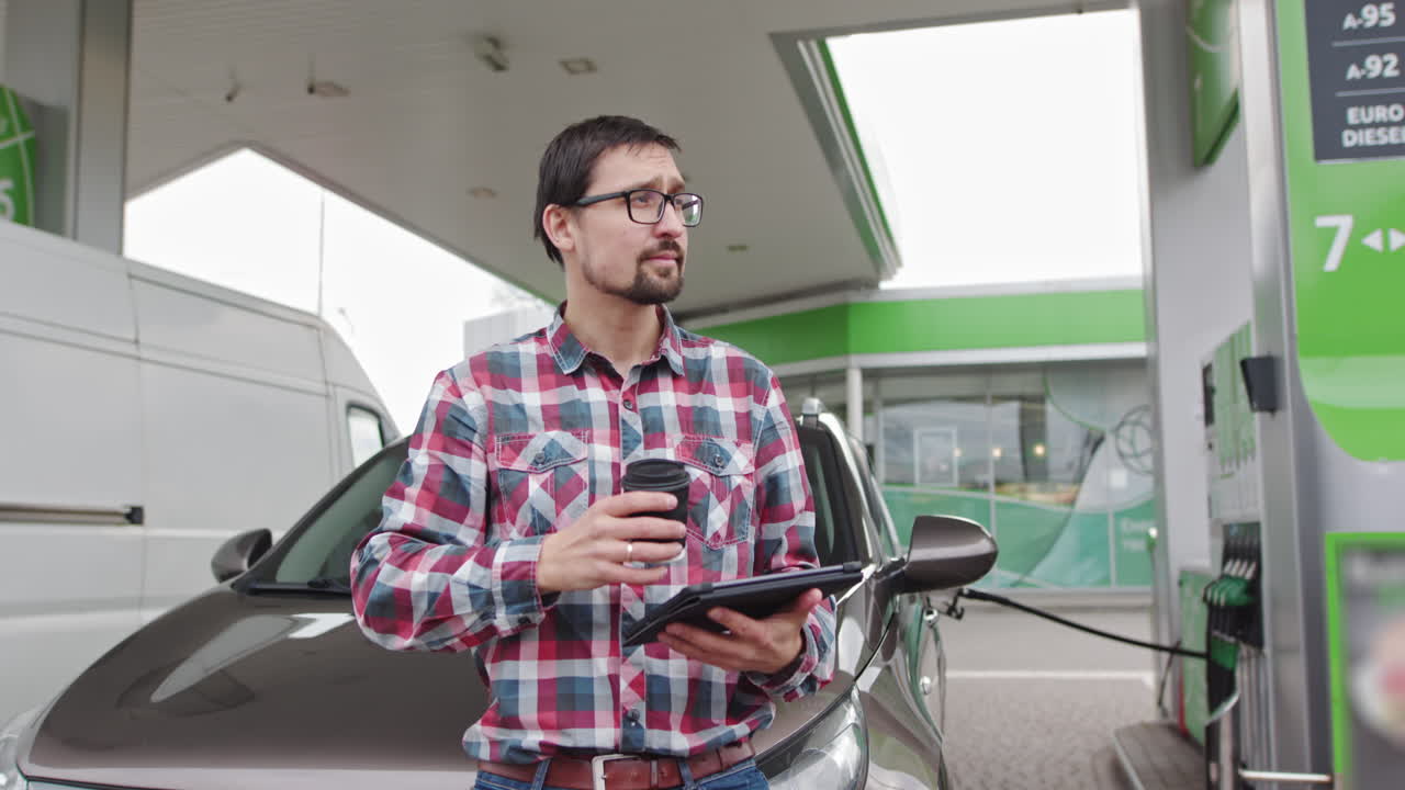 Hombre en una gasolinera