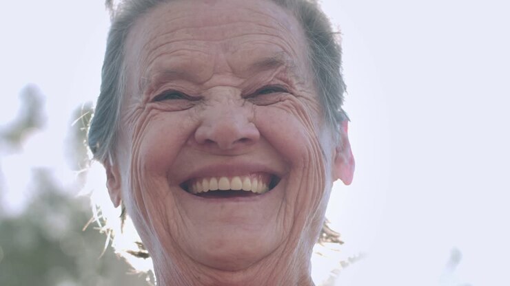 ritratto di una donna anziana sorridente