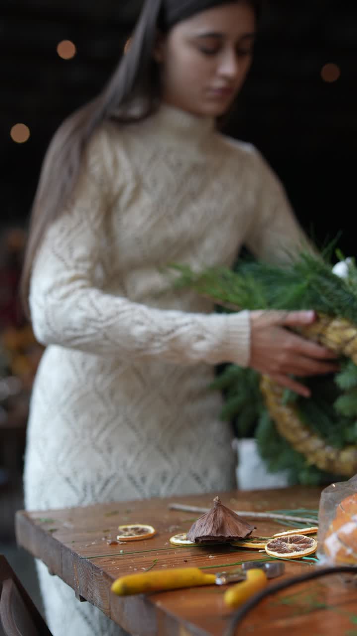 mujer haciendo una corona de Navidad