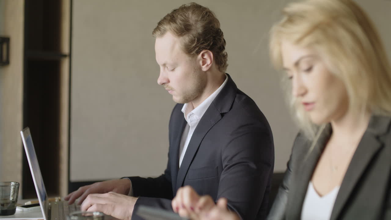 деловые люди, работающие в офисе 1