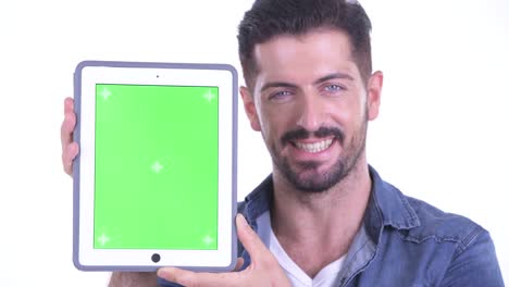 fotografía de estudio de un hombre guapo contra un fondo blanco