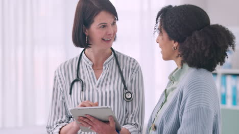 tableta, conversación y médico con el paciente