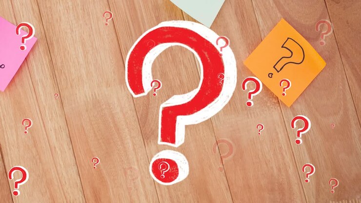 animación de signos de interrogación rojos sobre notas de nota multicolores en fondo de madera