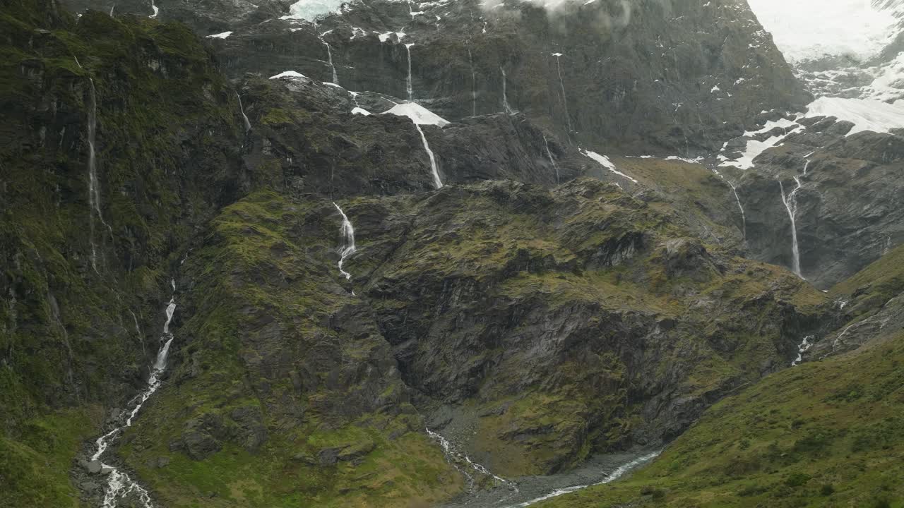 rob roy cascadas en la ladera de la montaña rocosa debajo del glaciar, antena