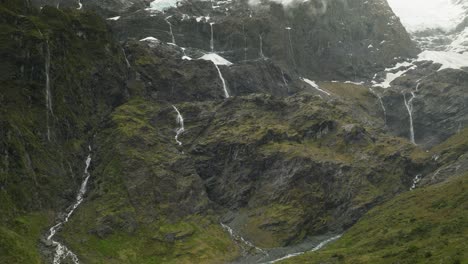 rob roy cascadas en la ladera de la montaña rocosa debajo del glaciar, antena