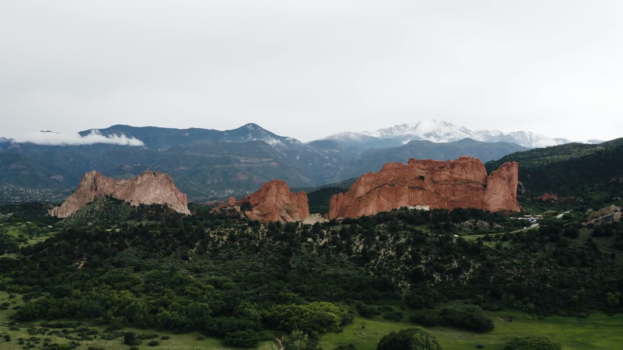 바위산의 신들의 정원을 향해 밀어붙이는 공중 뷰