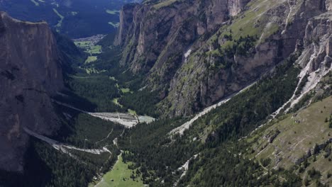 seceda in südtirol, italienische alpen, dolomiten, italien - luftdrohnenansicht