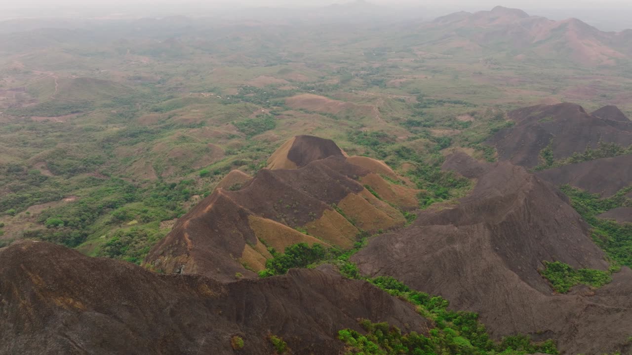 un vuelo sobre colinas afiladas en panamá, los picachos
