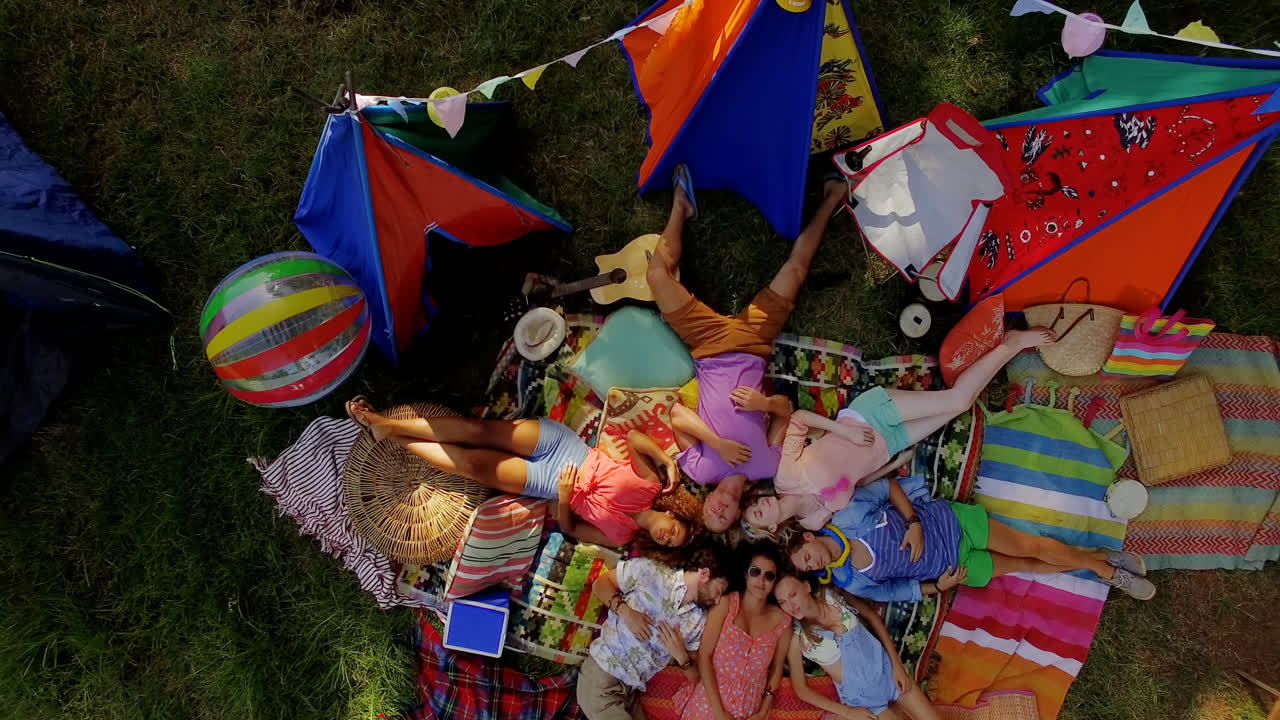 잔디 위에 누워있는 친구들