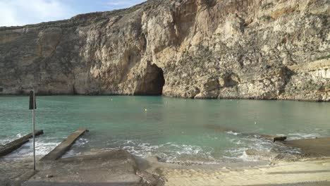 Boyas-Flotando-En-La-Superficie-Del-Mar-Mediterráneo-Cerca-De-Cuevas-Marinas-Interiores-En-La-Isla-De-Gozo