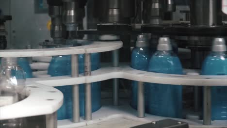 máquina de llenado y tapado de botellas en funcionamiento