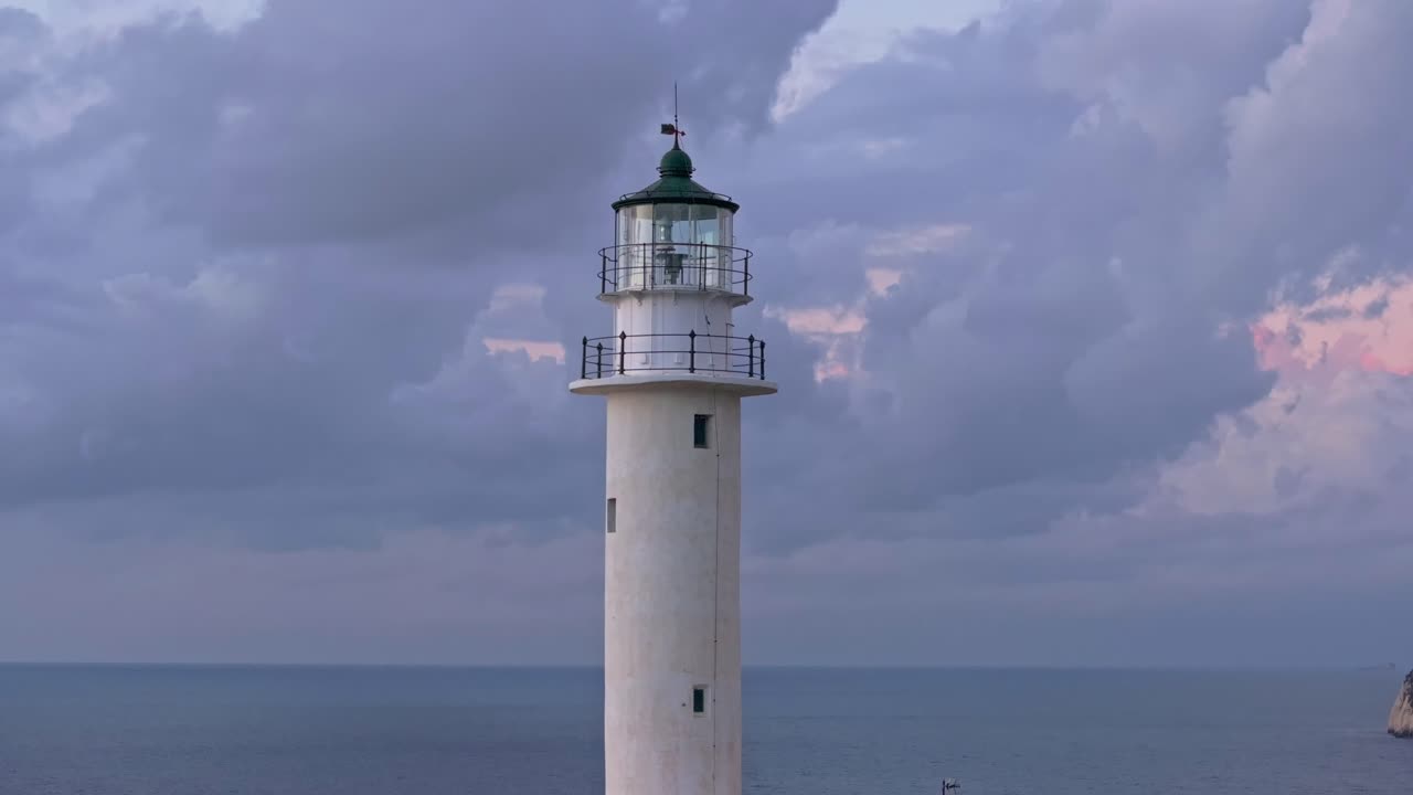 Cieli cupi sopra un promontorio e un faro al crepuscolo, Lefkada, Grecia