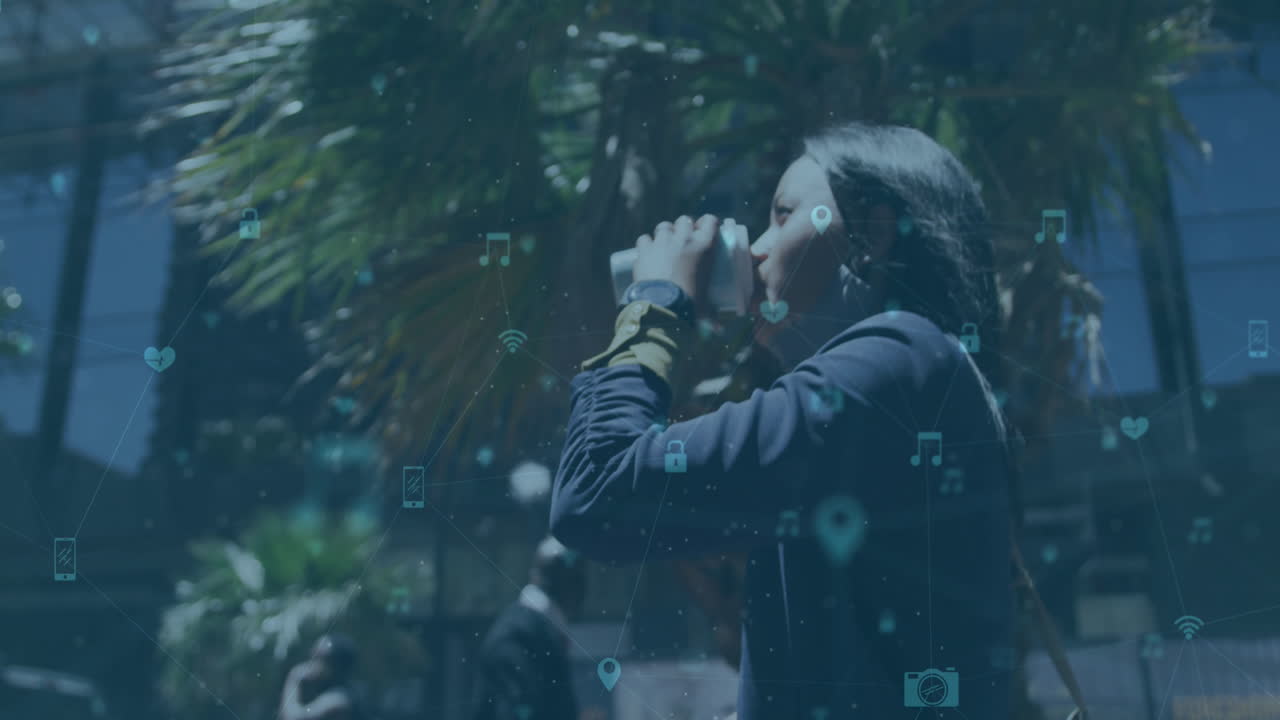 거리에서  ⁇ 는 동안 커피를 마시는 여성을 반대하는 디지털 아이콘 네트워크