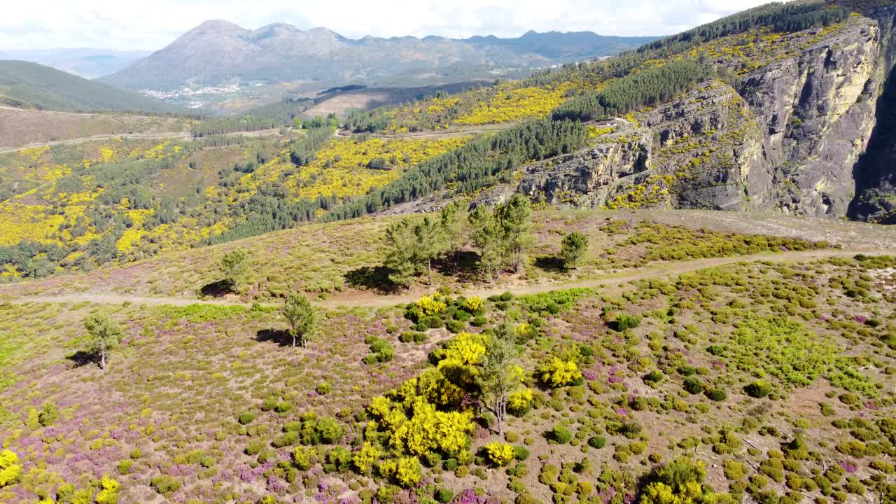 공중 공개 샷 - 피스가스 자연 공원(fisgas natural park)은 산맥을 가로지르는 멋진 경치를 자랑합니다 - 포르투갈