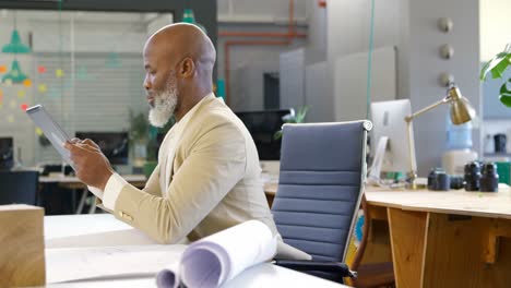 Businessman-using-digital-tablet-in-the-office-4k