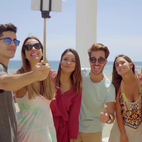grupo de risa de jóvenes estudiantes en la costa