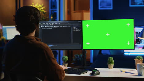 Software-Programmierer-Schreibt-Codezeilen-Auf-Chroma-Key-Computer-Zu-Hause