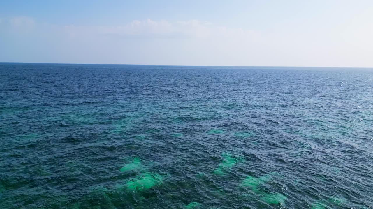 여성은 섬의 외로운 꿈의 해변을 탐험합니다.