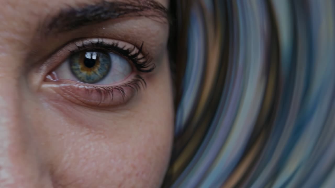 primer plano del ojo de una mujer con un fondo en espiral abstracto