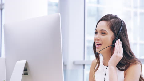 mujer de negocios en una llamada telefónica en una oficina moderna