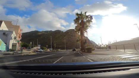 Fahren-Auf-Einer-Autobahn,-Zeitraffer-Mit-Schnell-Fahrenden-Autos,-Blauer-Himmel,-Sich-Schnell-Bewegende-Wolken,-Sonniger-Tag,-Urlaub,-Teneriffa,-Santa-Cruz