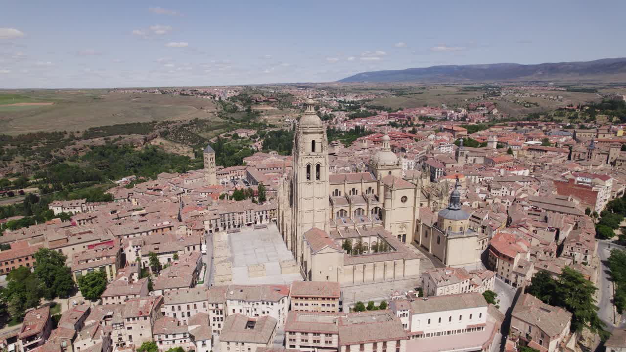catedral de segovia, que se eleva sobre el paisaje urbano, con un vasto telón de fondo rural