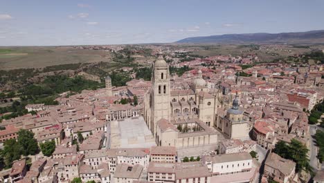 Segovia-Cathedral,-towering-above-cityscape,-vast-countryside-backdrop