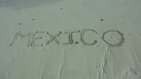 México-Inscrito-En-La-Arena-De-Una-Playa-Con-Efecto-De-Paralaje