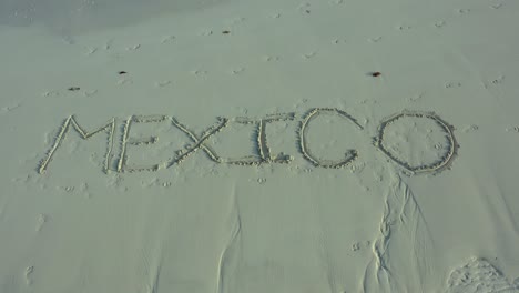 méxico inscrito en la arena de una playa con efecto de paralaje