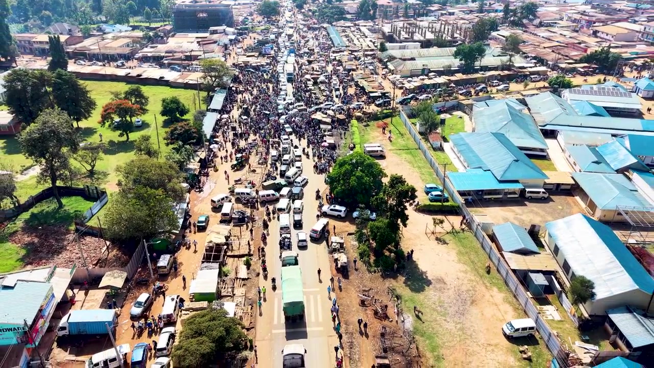 Campagna elettorale in Kenya, politica keniota, comizio politico, candidato alle elezioni presidenziali. Persone in un convoglio politico di contea. Insediamento rurale. Commissione elettorale del Kenya elezioni 2027