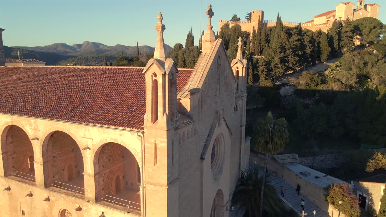 Discover the beauty of Arta with its charming architecture and breathtaking views of Mallorca. This clip captures the serene atmosphere and remarkable landmarks of the area.