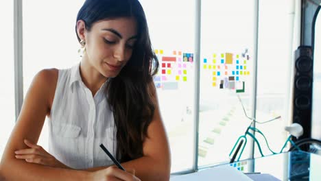 ejecutivo femenino sonriendo en el escritorio en la oficina 4k