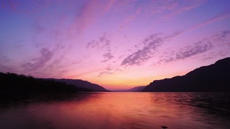 rode hemelzonsopgang met bewegende wolken time-lapse van muurholm in het merengebied, cumbria