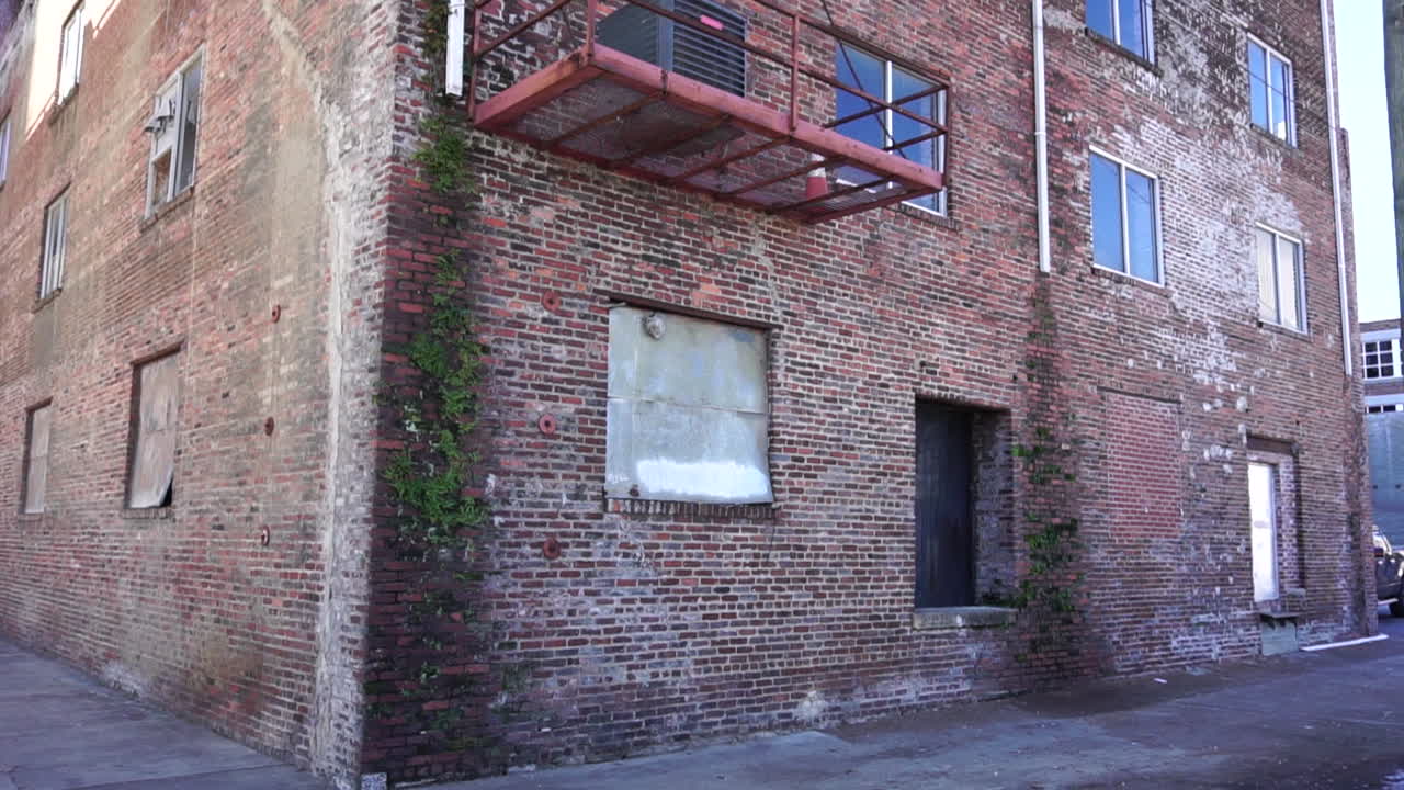 edificio de aspecto abandonado en una ciudad indescriptible