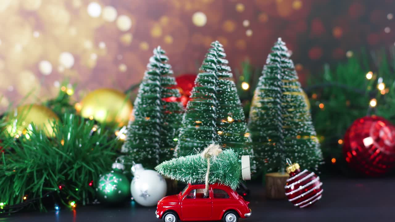decoración navideña con árboles de navidad, coche con árbol en el techo y luces parpadeantes