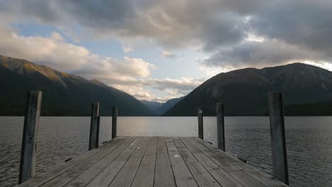 Timelapse-Escénico-Del-Famoso-Embarcadero-De-Madera-Con-Enormes-Nubes-Grises-En-El-Lago-Roroiti-En-Nueva-Zelanda-Filmada-A-Finales-De-La-Tarde-De-Verano-En-4k