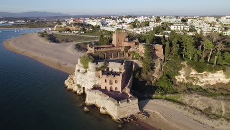 Vista-Aérea-Del-Fuerte-De-Sao-Joao-Do-Arade-En-La-Playa-Praia-Grande-En-Ferragudo,-Portugal