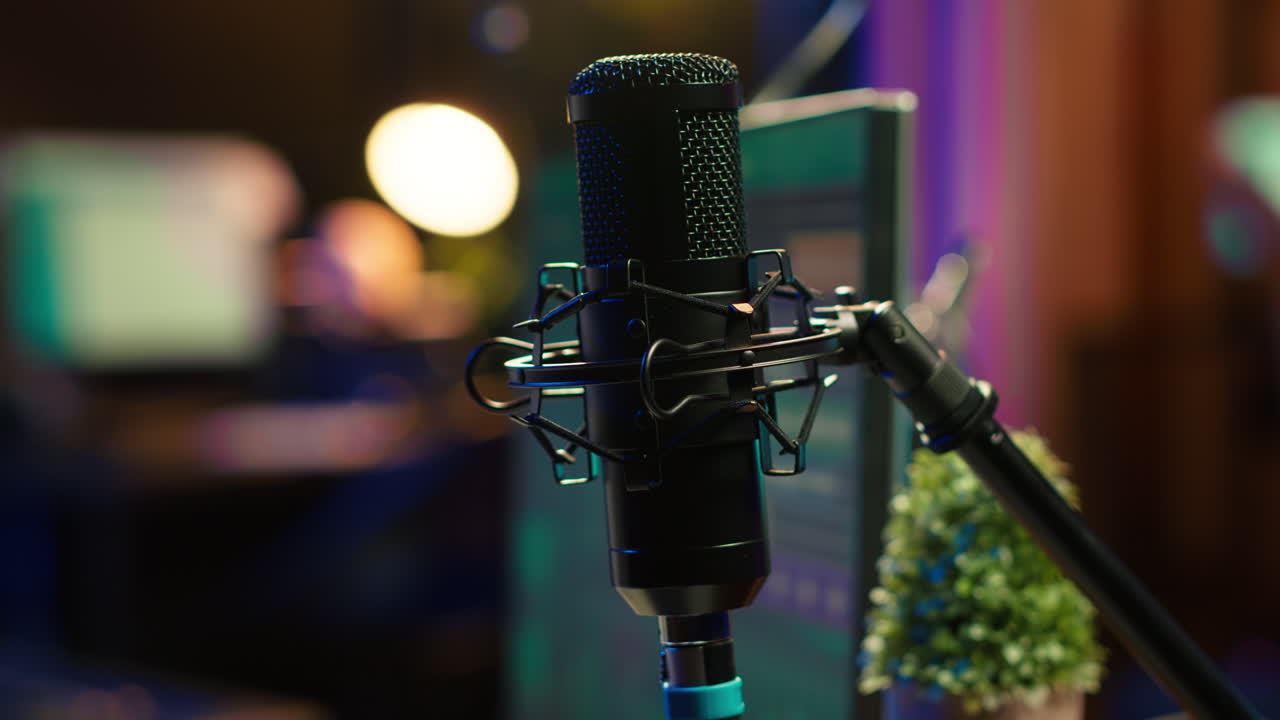 escritorio vacío equipado con consola de mezcla y herramientas de grabación de música en el estudio casero