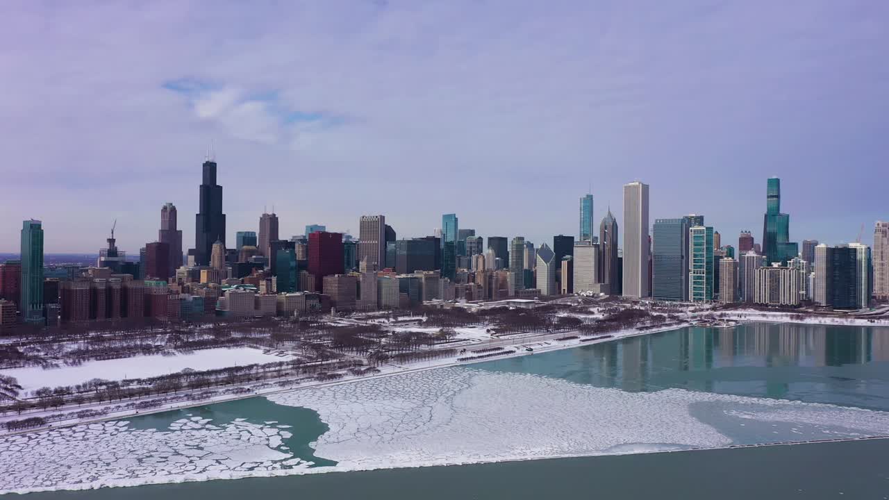 paisaje urbano de chicago, el lago michigan en un día helado de invierno. vista aérea. estados unidos