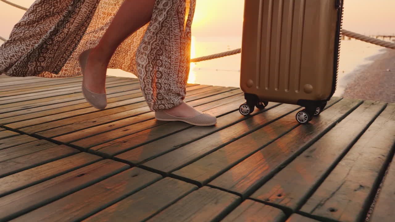 un turista con una maleta en el pergamino llegó al balneario y camina por el primer plano del muelle