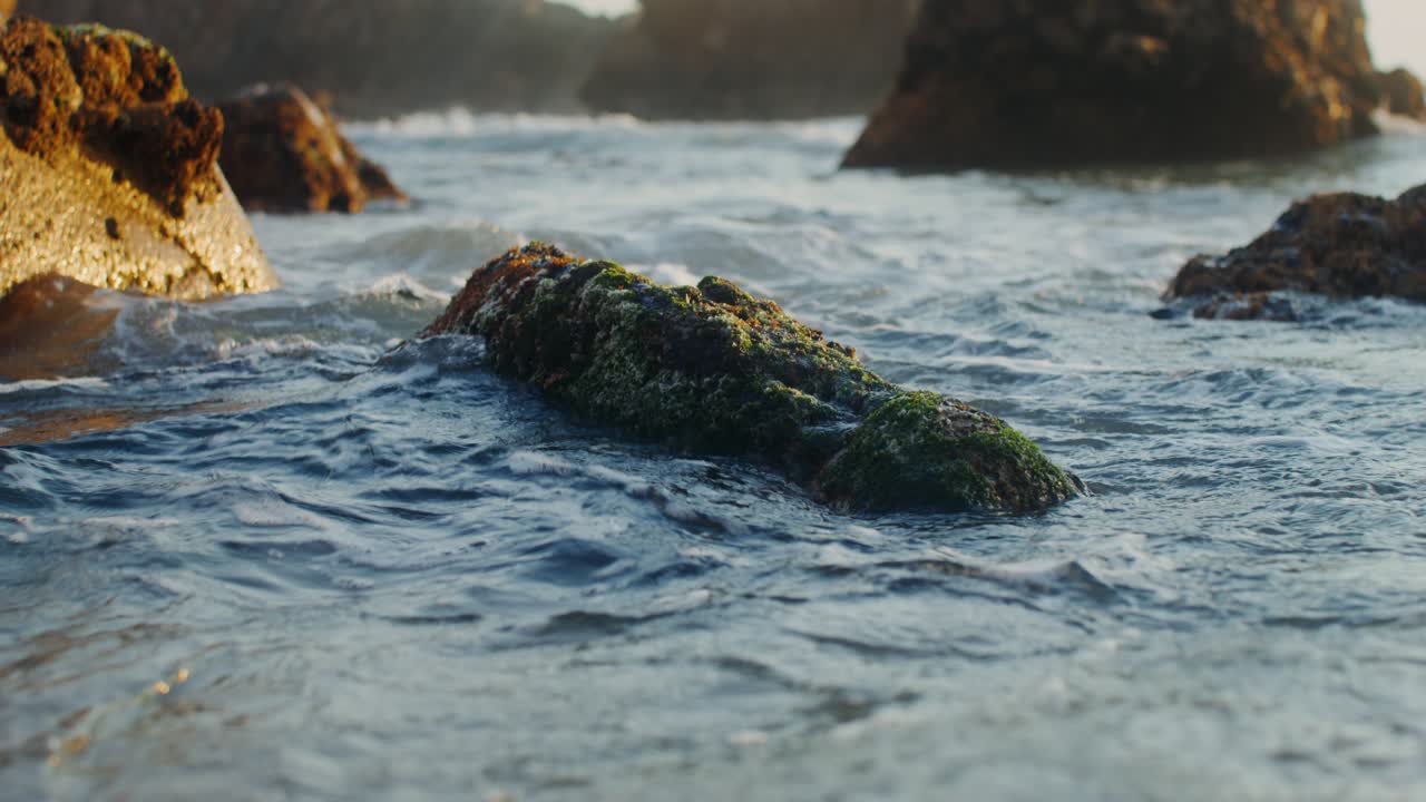 바다의 파도가 해변의 바위 위에 부히고